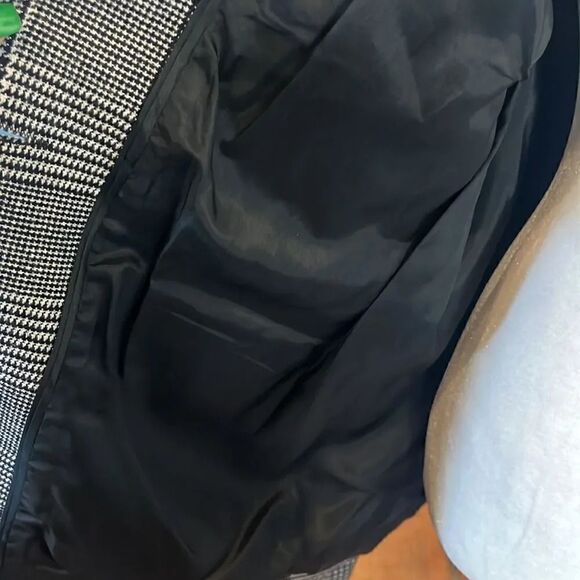 Bloomingdale’s black, white, and silver threaded wool blazer, size 12P! - Picture 8 of 10